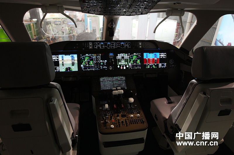 Cokpit du nouvel avion de ligne produit en Chine (brevets chinois,
environ 150 passagers et déjà plus de 250 avions vendus)
